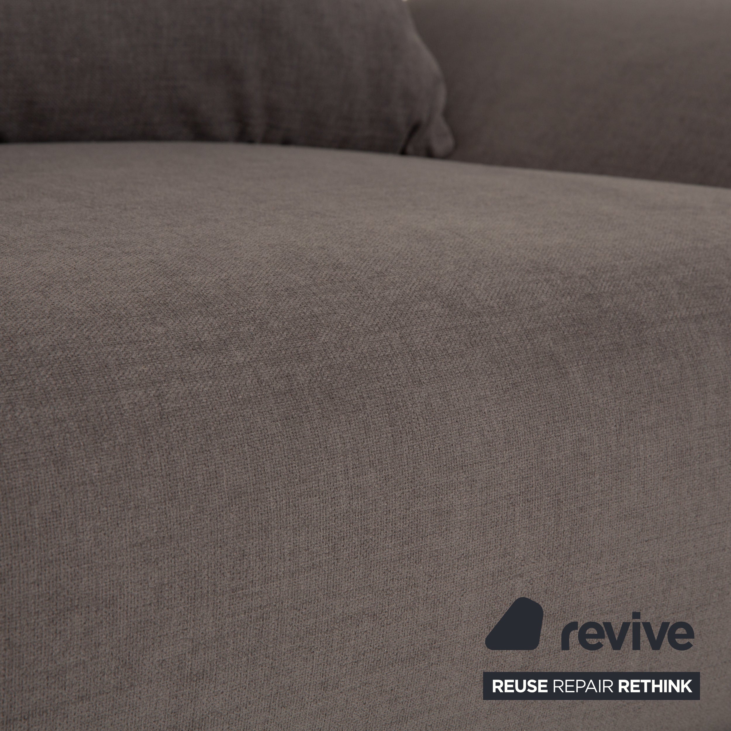 Canapé-lit deux places en tissu Ligne Roset Multy gris avec accoudoirs, fonction manuelle, housse neuve