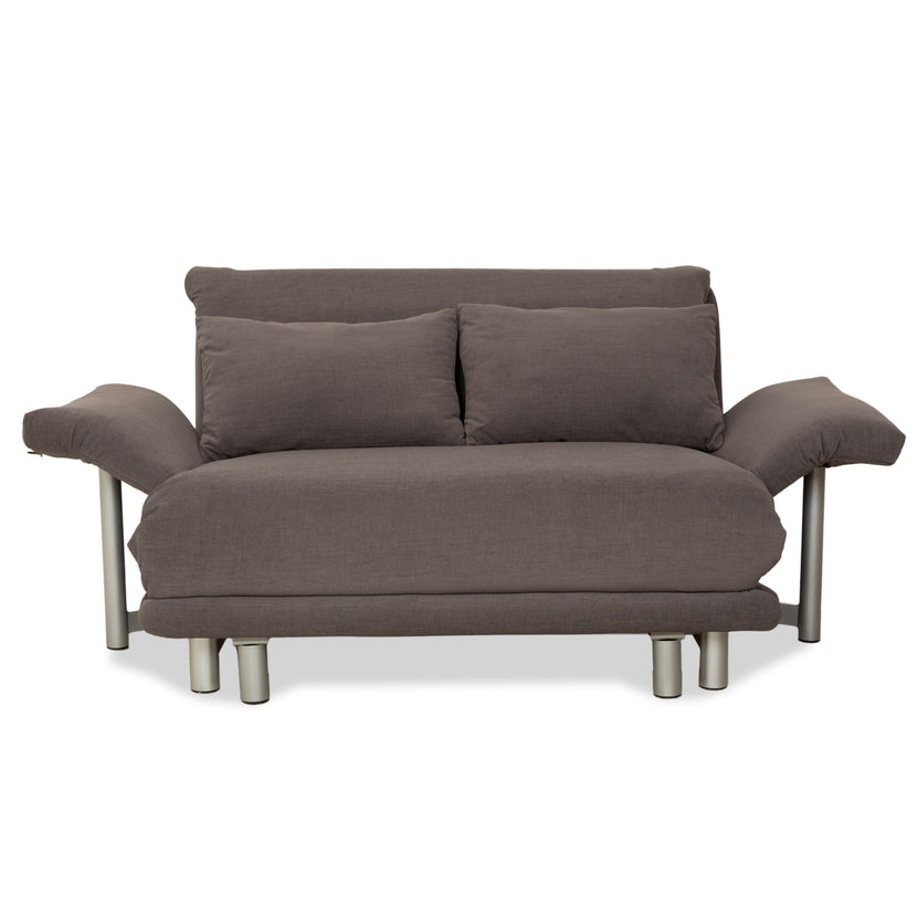 Canapé-lit deux places en tissu Ligne Roset Multy gris avec accoudoirs, fonction manuelle, housse neuve