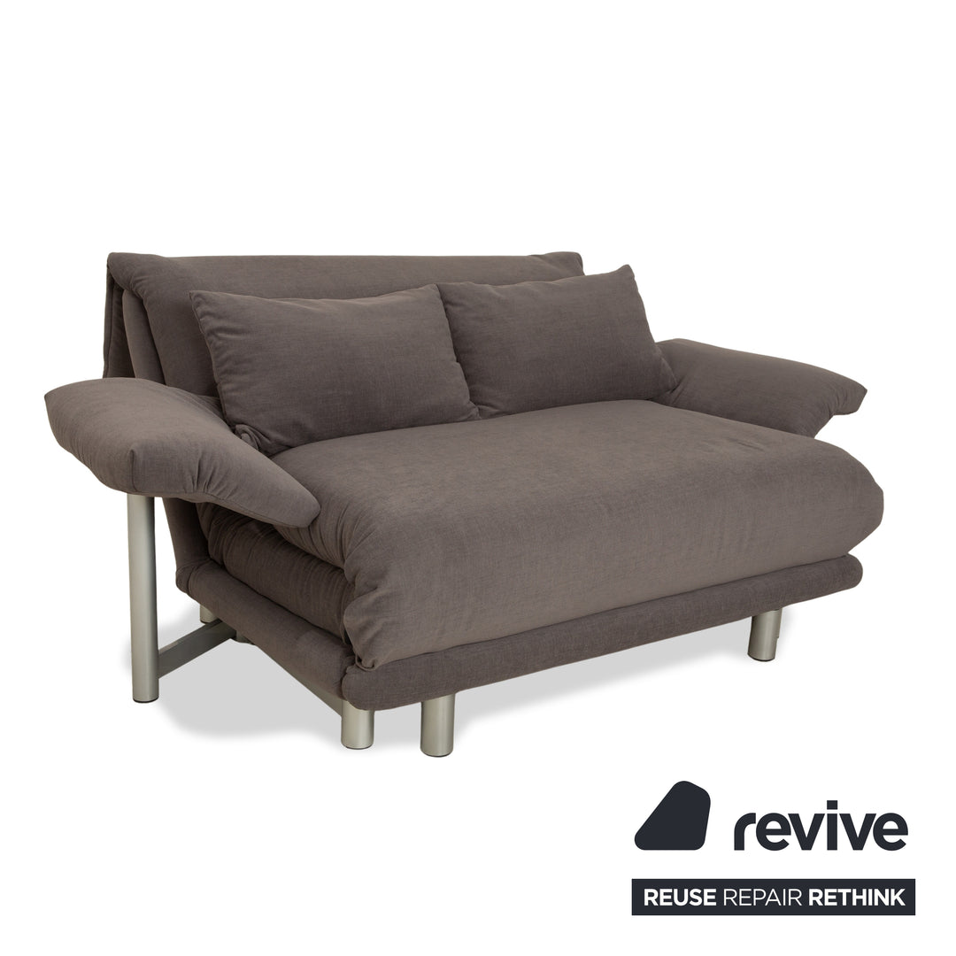 Canapé-lit deux places en tissu Ligne Roset Multy gris avec accoudoirs, fonction manuelle, housse neuve