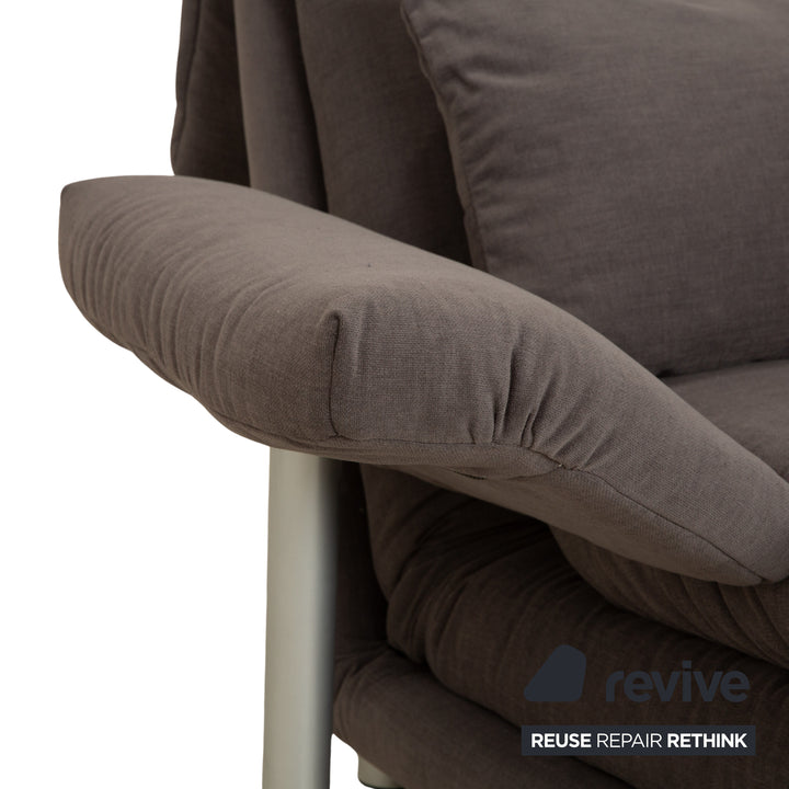 Canapé-lit deux places en tissu Ligne Roset Multy gris avec accoudoirs, fonction manuelle, housse neuve