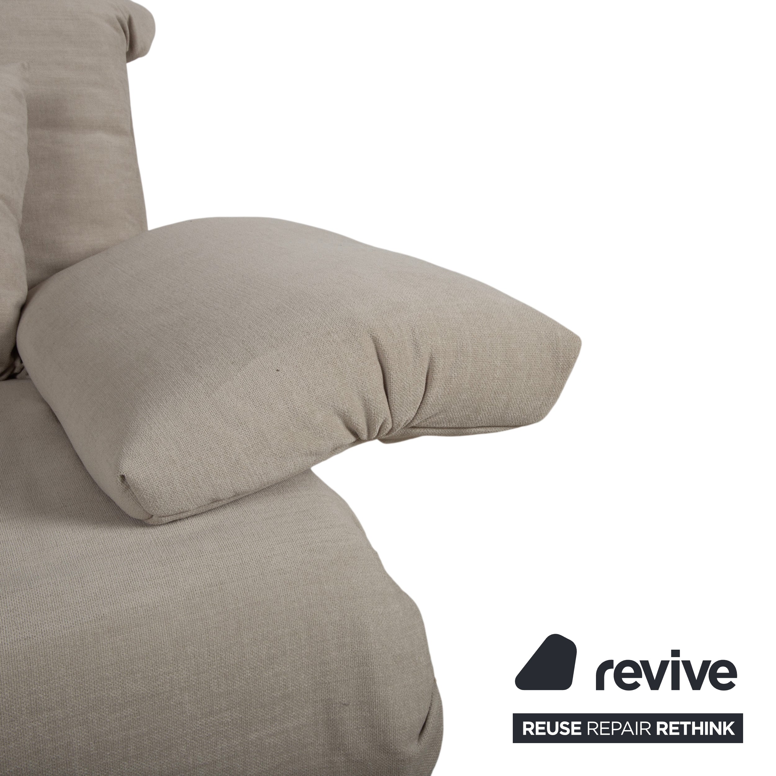 Canapé deux places Ligne Roset Multy avec accoudoirs, tissu beige, fonction couchage manuelle, retapissé