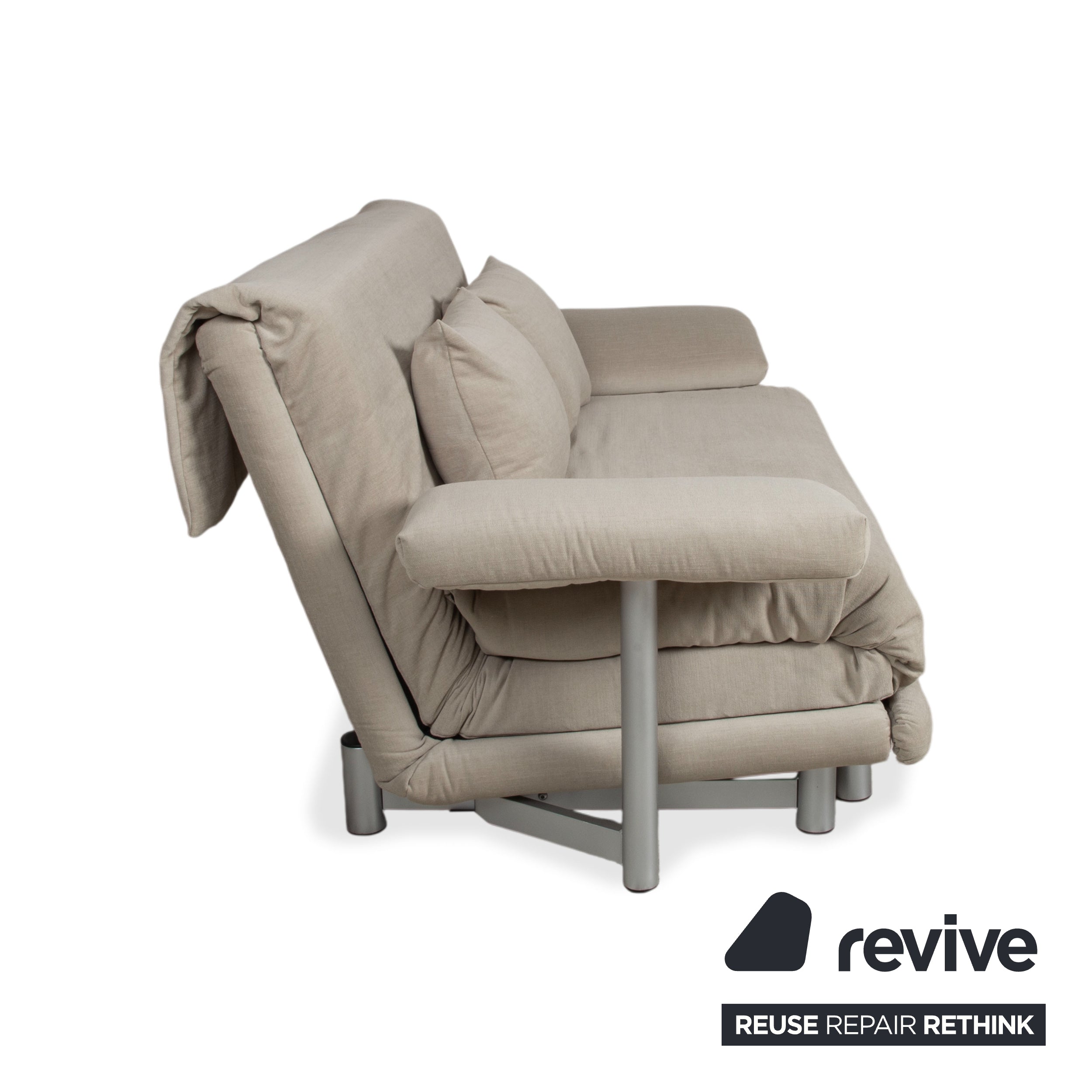 Canapé deux places Ligne Roset Multy avec accoudoirs, tissu beige, fonction couchage manuelle, retapissé