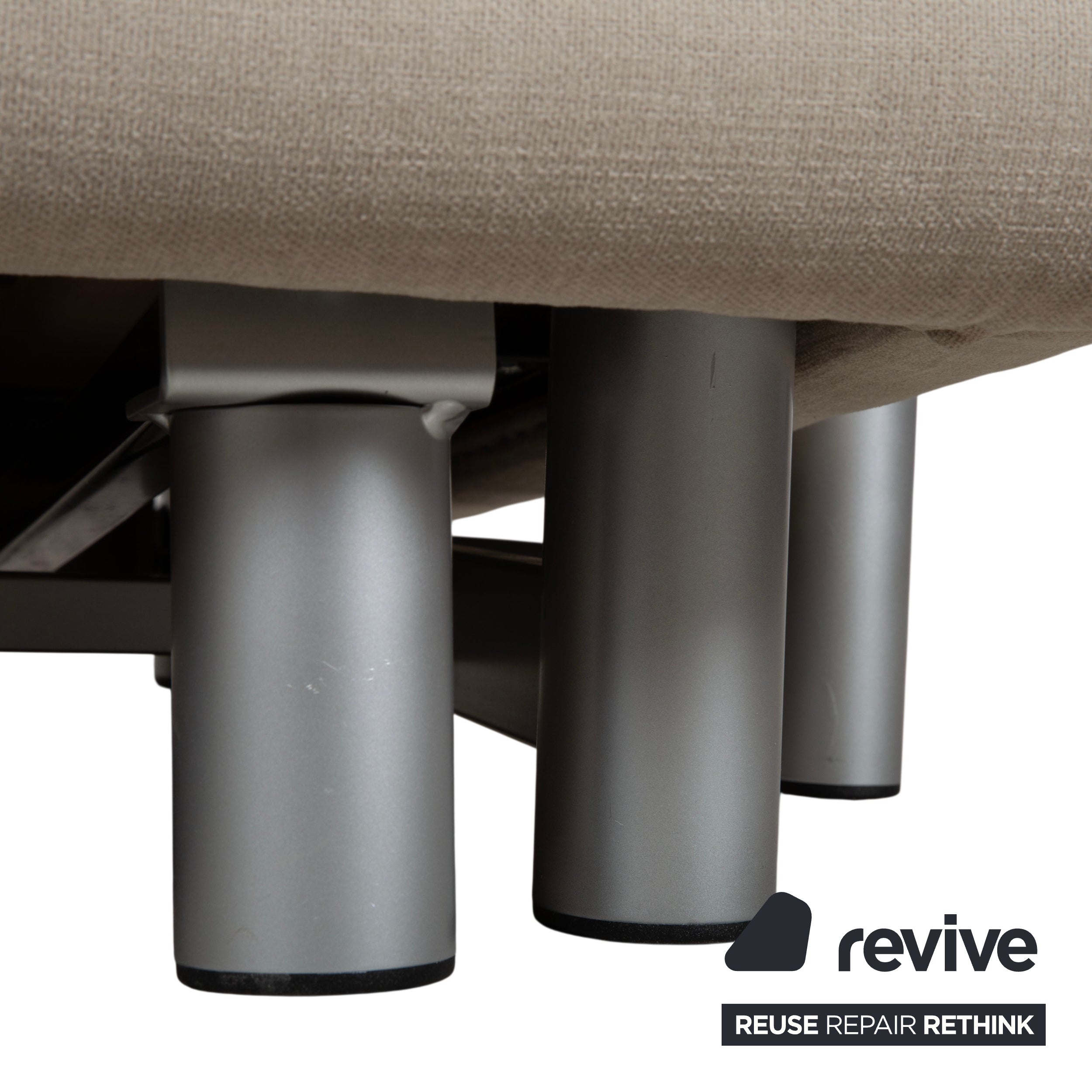 Canapé deux places Ligne Roset Multy avec accoudoirs, tissu beige, fonction couchage manuelle, retapissé