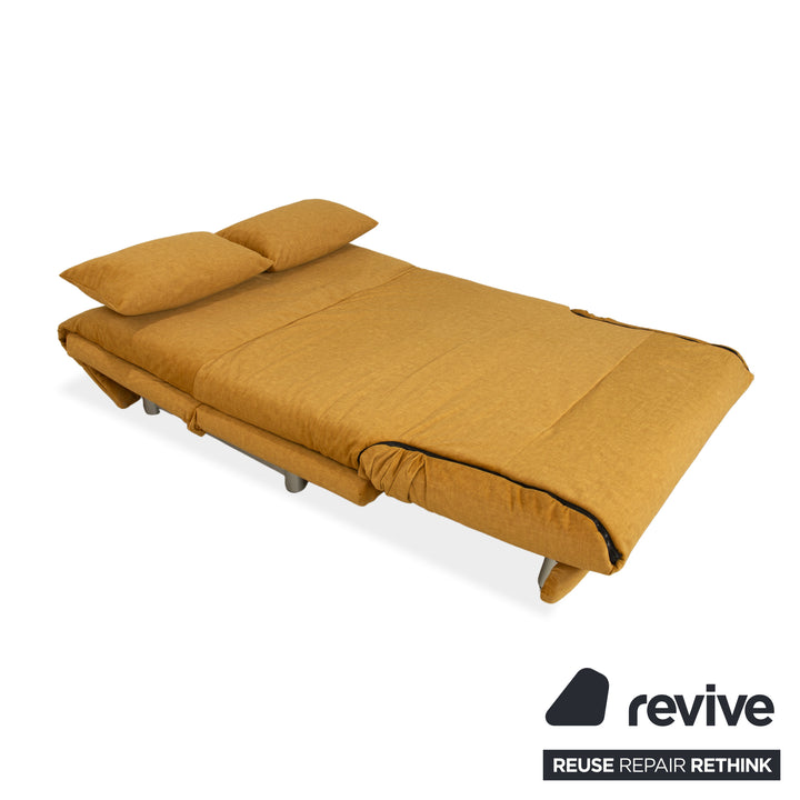 Canapé-lit manuel deux places Ligne Roset Multy en tissu jaune doré, réfection de canapé