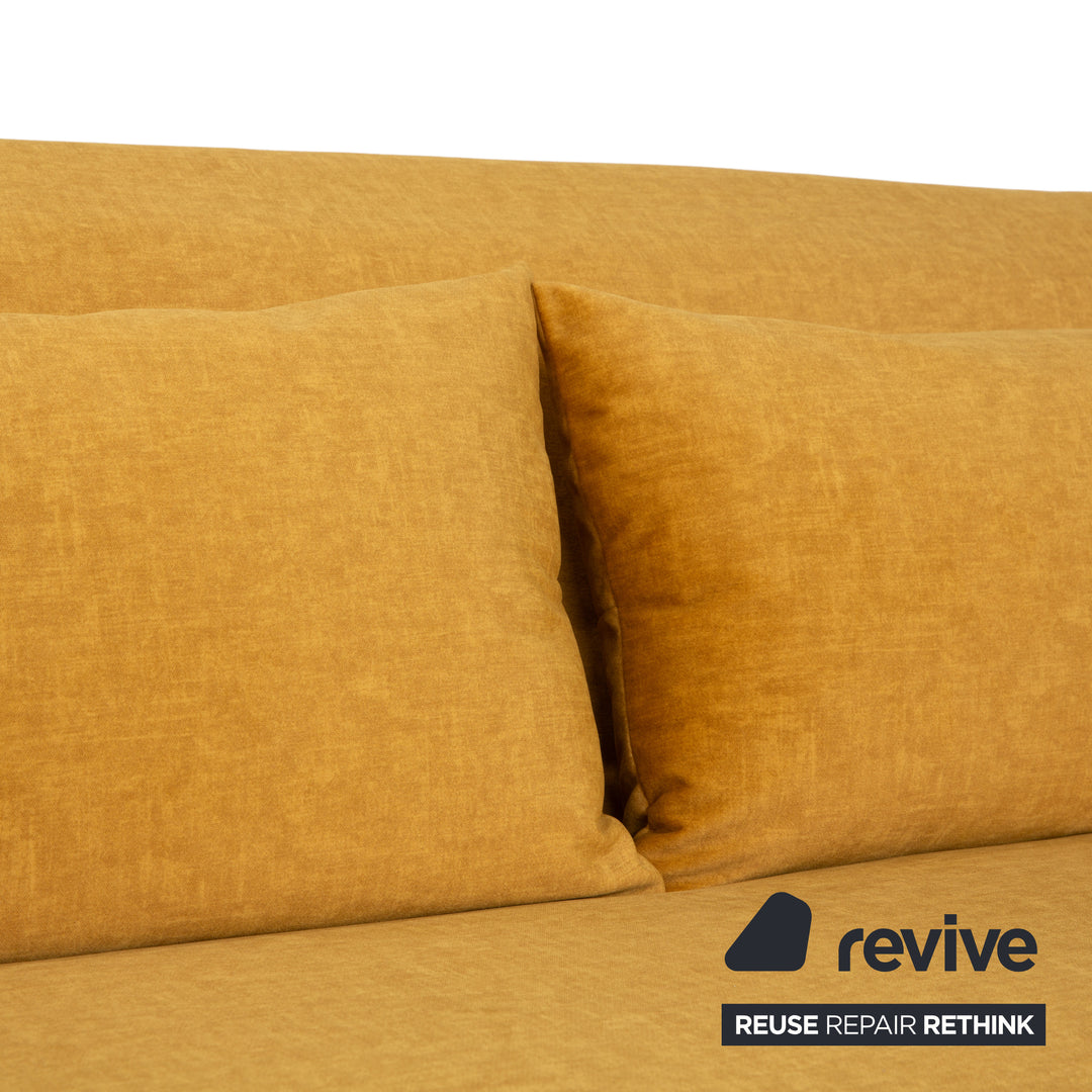 Canapé-lit manuel deux places Ligne Roset Multy en tissu jaune doré, réfection de canapé