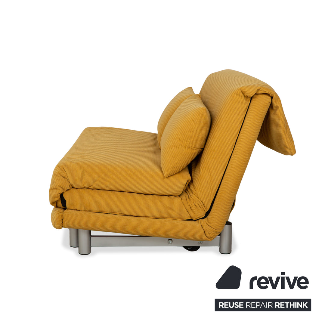Canapé-lit deux places Ligne Roset Multy en tissu jaune à fonction manuelle, rembourrage