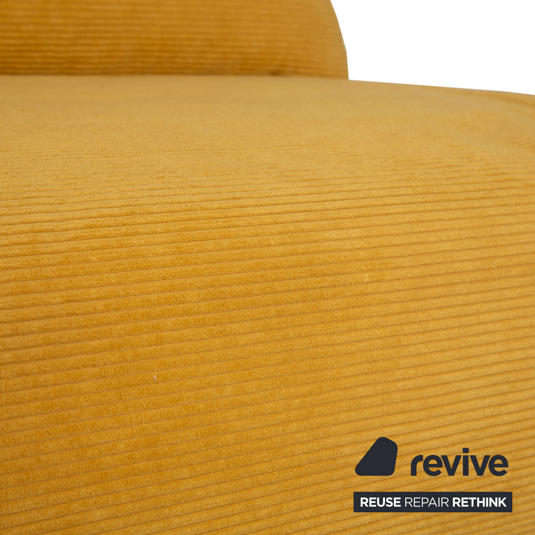 Canapé-lit deux places Ligne Roset Multy en tissu jaune à fonction manuelle, rembourrage