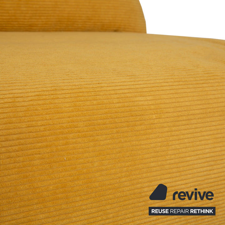 Canapé-lit deux places Ligne Roset Multy en tissu jaune à fonction manuelle, rembourrage