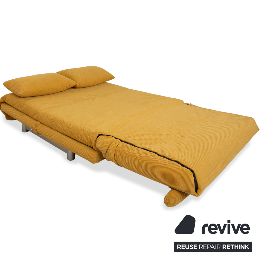 Canapé-lit deux places Ligne Roset Multy en tissu jaune à fonction manuelle, rembourrage