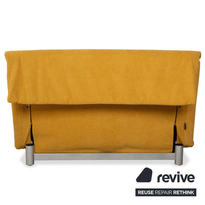 Canapé-lit deux places Ligne Roset Multy en tissu jaune à fonction manuelle, rembourrage