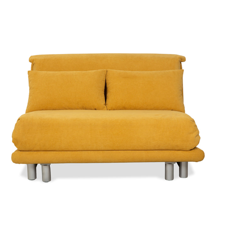 Canapé-lit deux places Ligne Roset Multy en tissu jaune à fonction manuelle, rembourrage