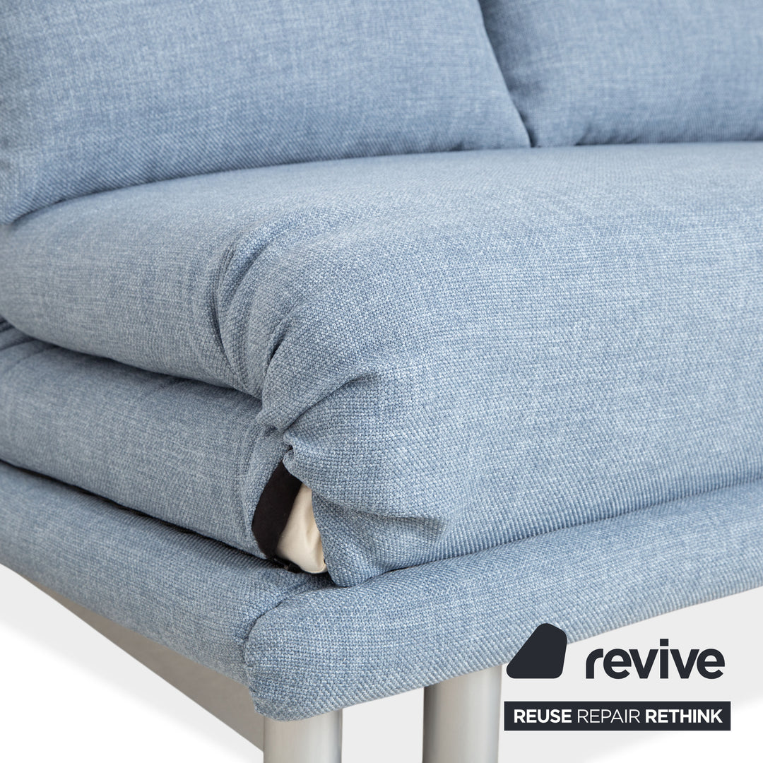 Ligne Roset Multy canapé deux places en tissu bleu clair gris avec fonction de couchage manuelle, retapissage