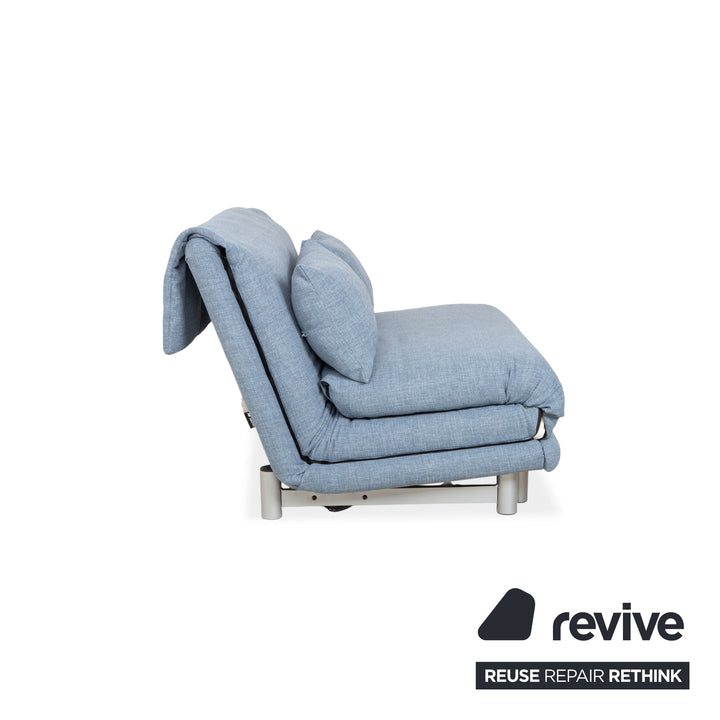 Ligne Roset Multy canapé deux places en tissu bleu clair gris avec fonction de couchage manuelle, retapissage
