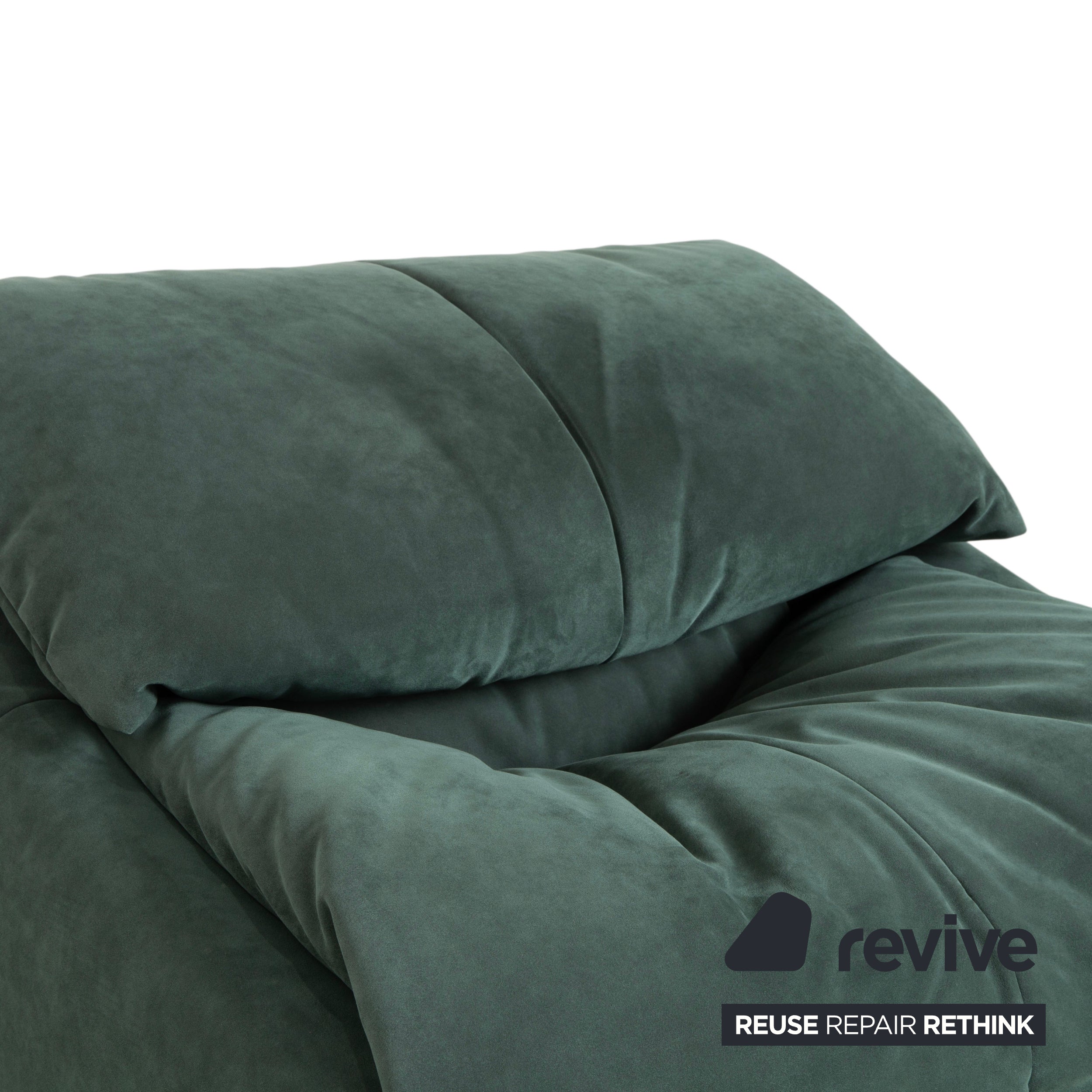 Fauteuil Plumy de Ligne Roset, en tissu vert sauge, à commande manuelle