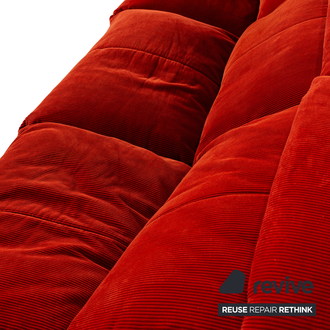 Ensemble canapé trois places en tissu Plumy Ligne Roset rouge à fonction manuelle