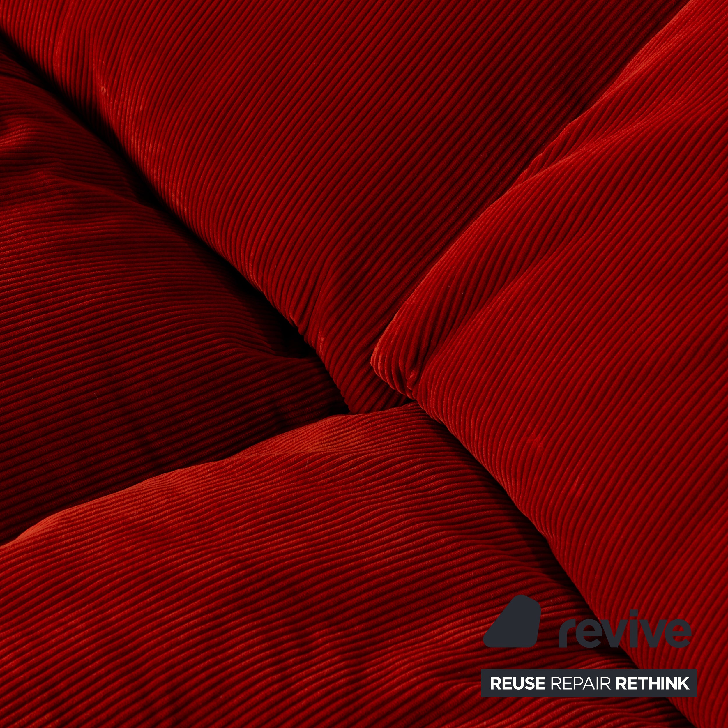 Ensemble canapé trois places en tissu Plumy Ligne Roset rouge à fonction manuelle