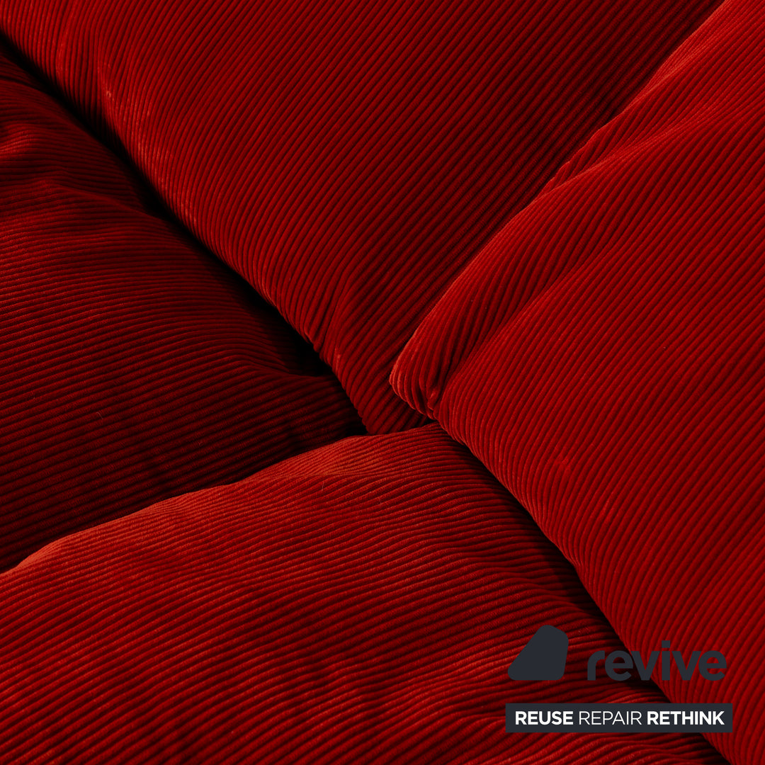 Ensemble canapé trois places en tissu Plumy Ligne Roset rouge à fonction manuelle