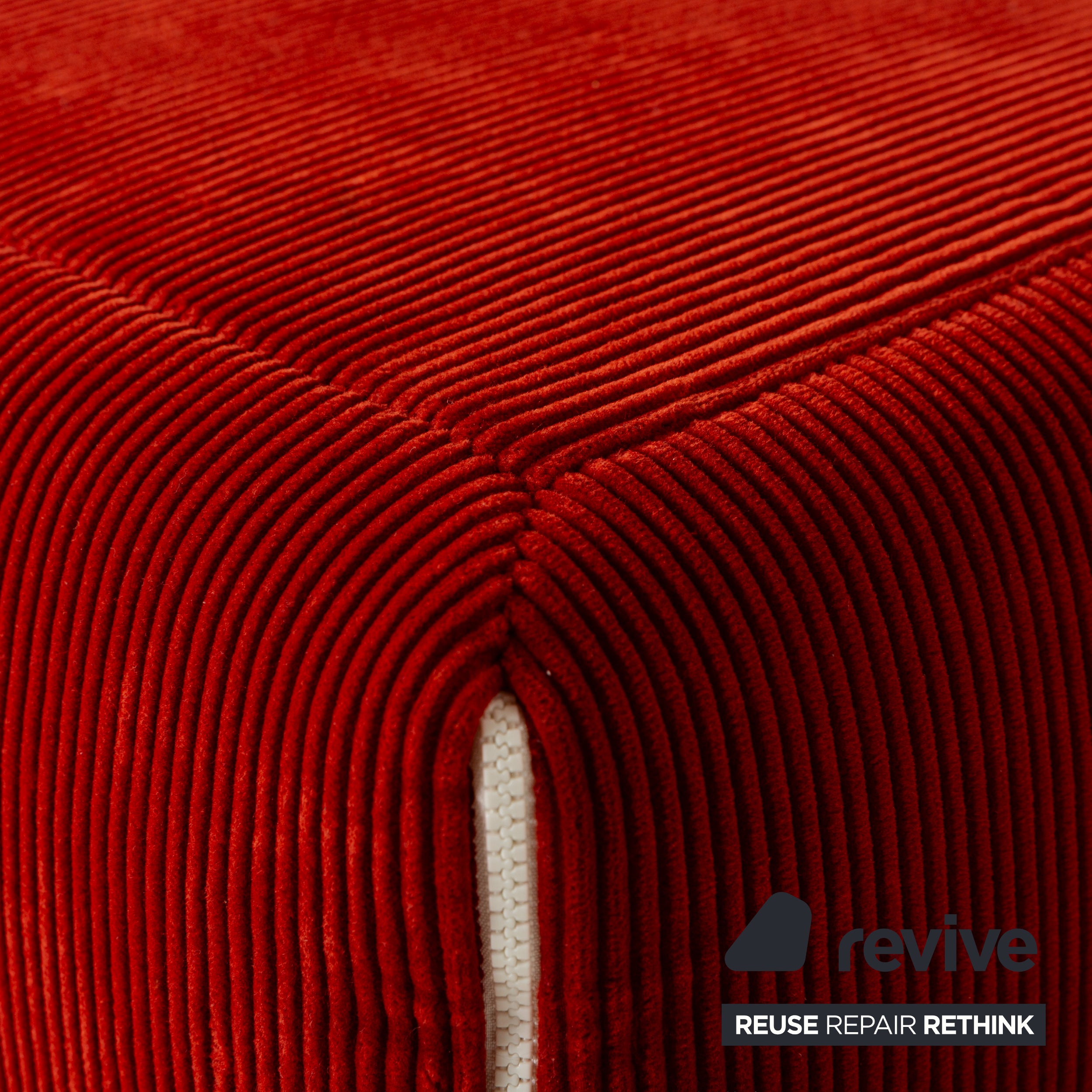 Ensemble canapé trois places en tissu Plumy Ligne Roset rouge à fonction manuelle