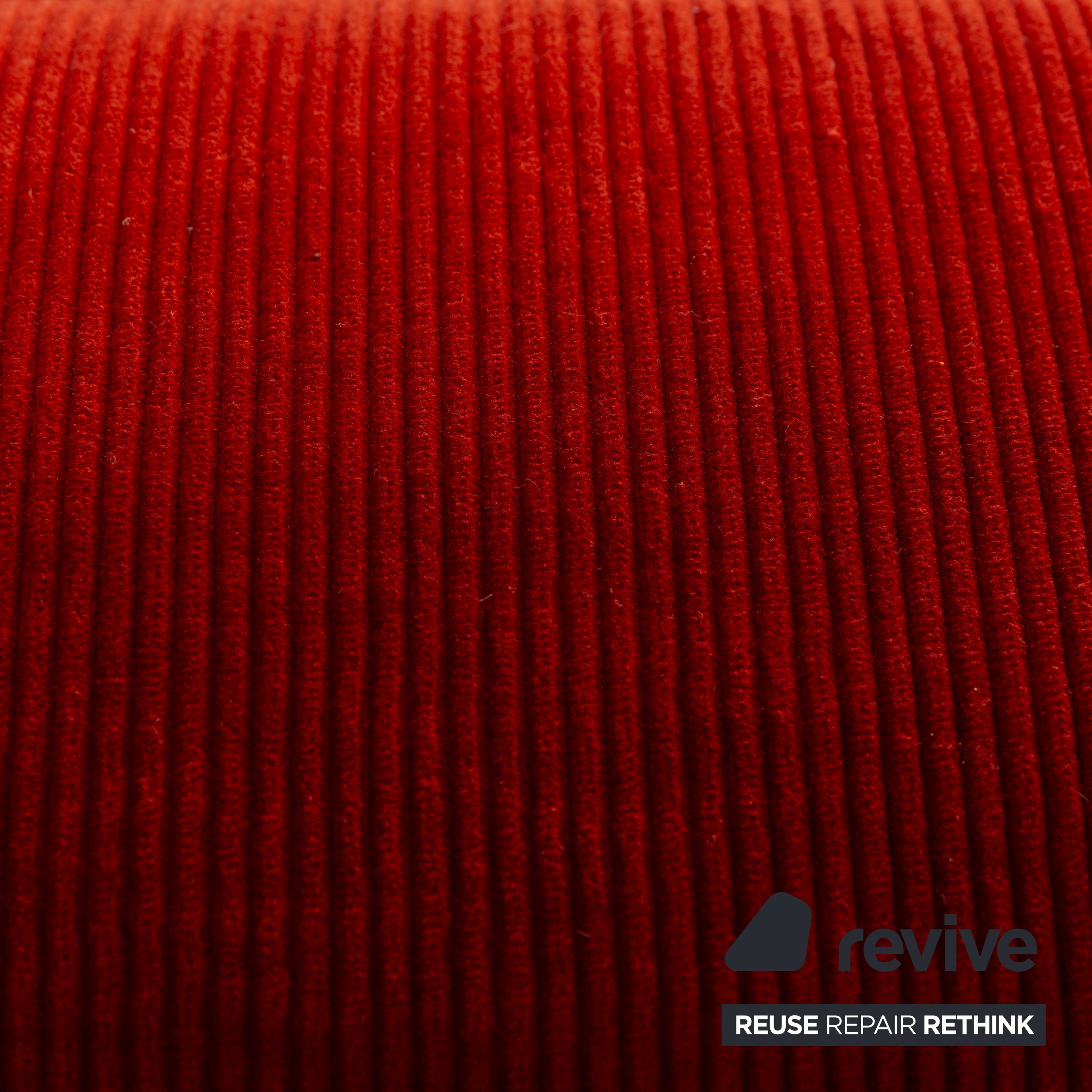 Ensemble canapé trois places en tissu Plumy Ligne Roset rouge à fonction manuelle