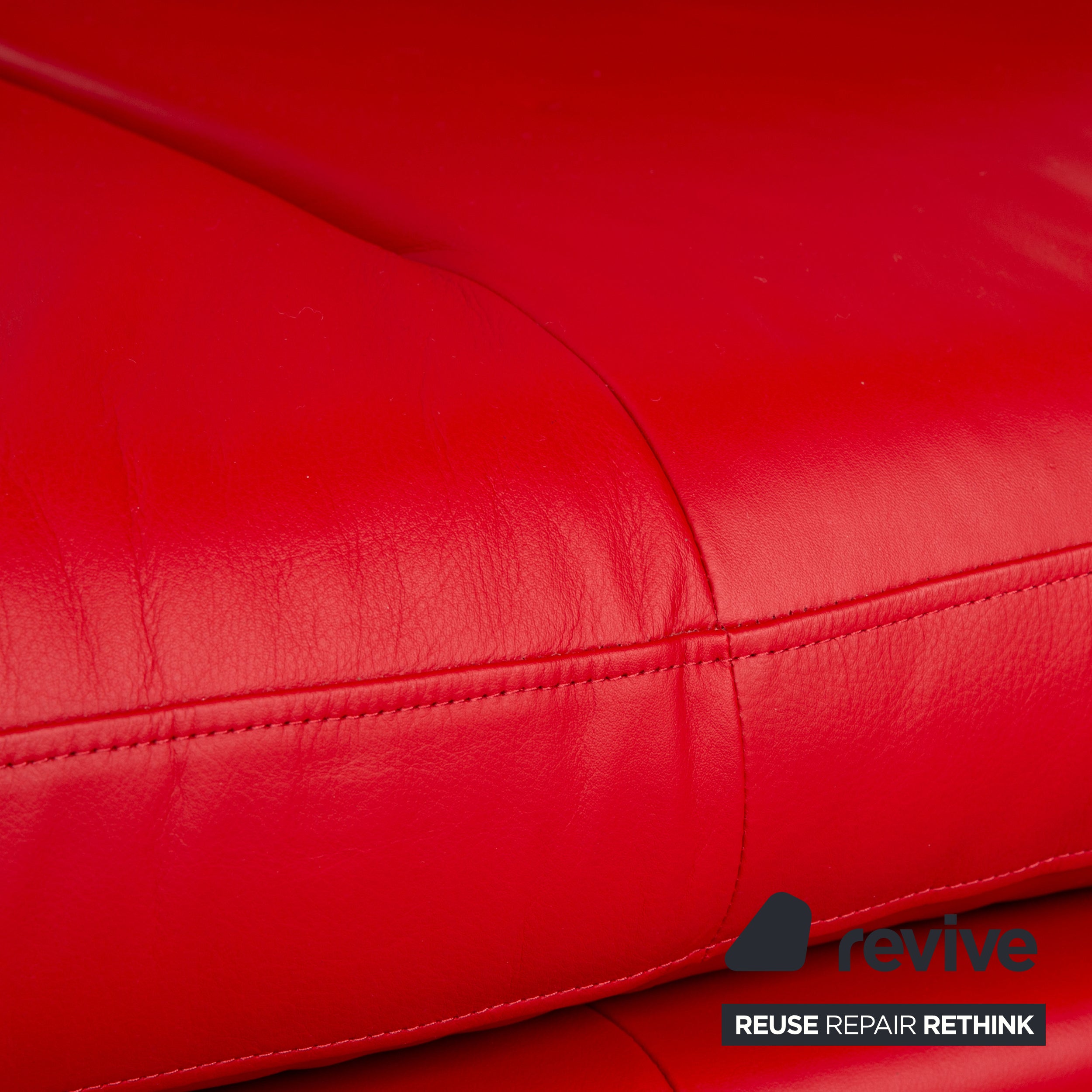 Canapé deux places en cuir rouge Ligne Roset Prado avec fonction manuelle