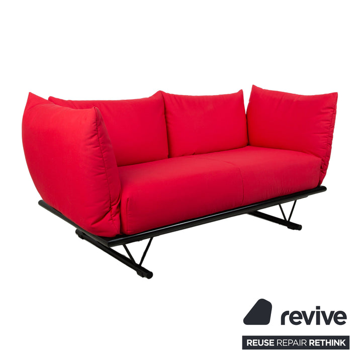 Canapé deux places Prao en tissu rouge Ligne Roset, fonction manuelle, lit de repos