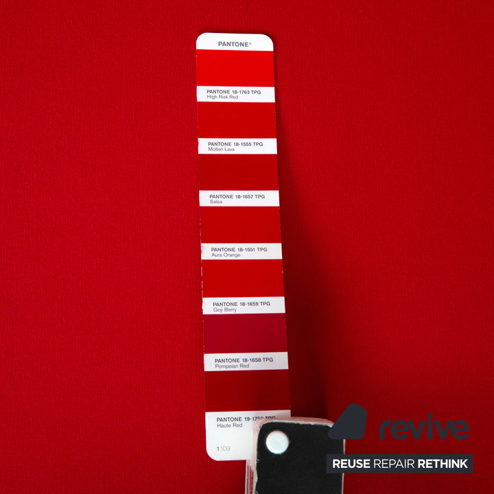 Canapé deux places Prao en tissu rouge Ligne Roset, fonction manuelle, lit de repos