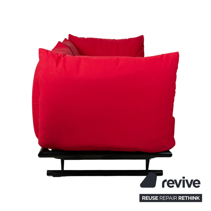 Canapé deux places Prao en tissu rouge Ligne Roset, fonction manuelle, lit de repos