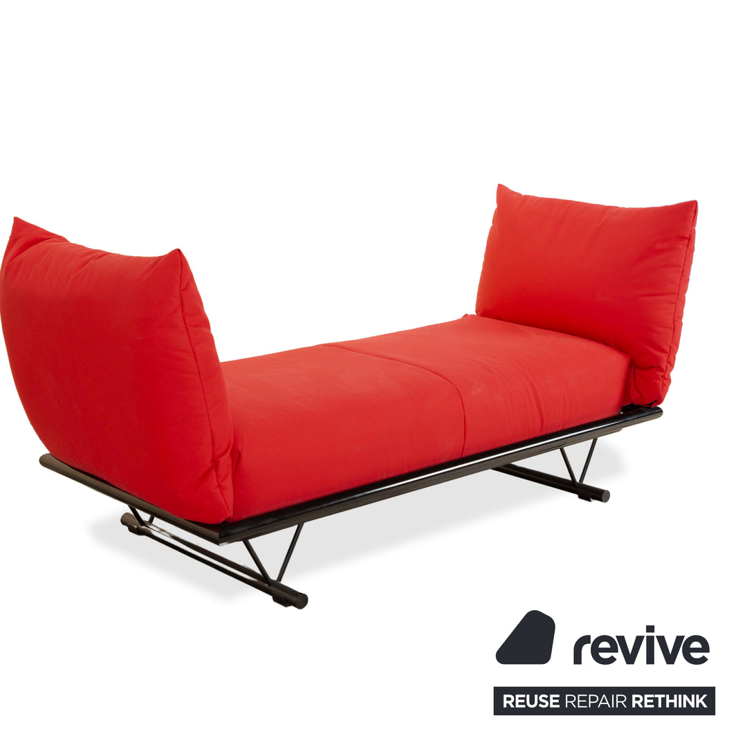 Sofá de dos plazas Ligne Roset Prao en tela roja con función manual, sofá cama tipo daybed, tapizado nuevo