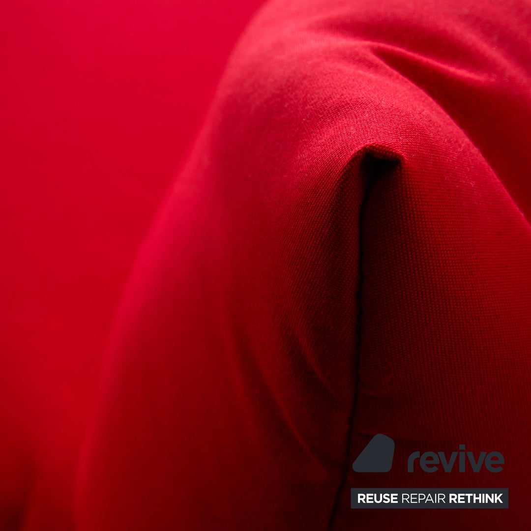 Canapé deux places Prao en tissu rouge Ligne Roset, fonction manuelle, lit de repos