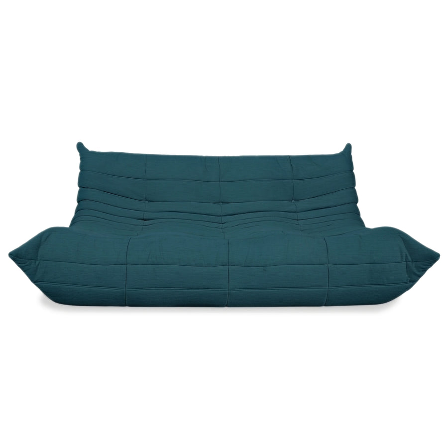 Canapé Togo Ligne Roset trois places en tissu bleu pétrole retapissé