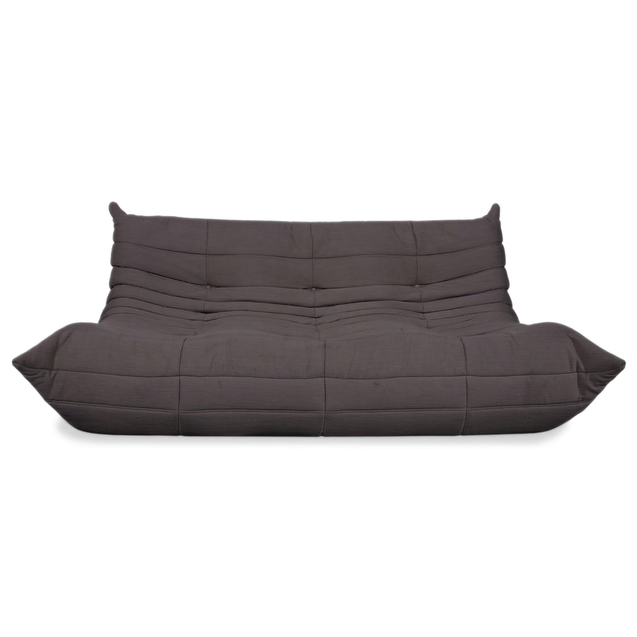 Canapé trois places Ligne Roset Togo en tissu gris foncé, retapissé