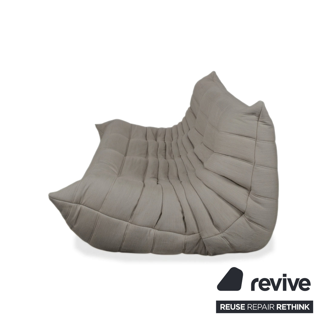 Ligne Roset Togo Canapé trois places en tissu gris beige, retapissé