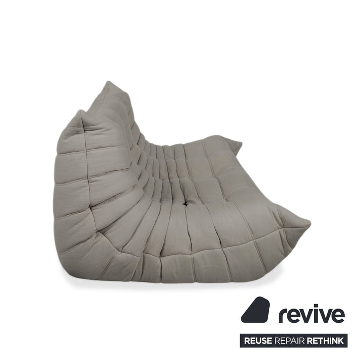 Ligne Roset Togo Canapé trois places en tissu gris beige, retapissé