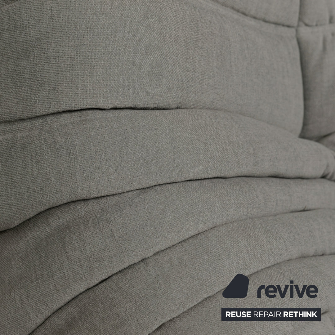 Ligne Roset Togo Canapé trois places en tissu gris beige, retapissé