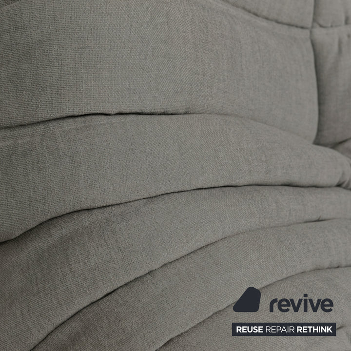 Ligne Roset Togo Canapé trois places en tissu gris beige, retapissé
