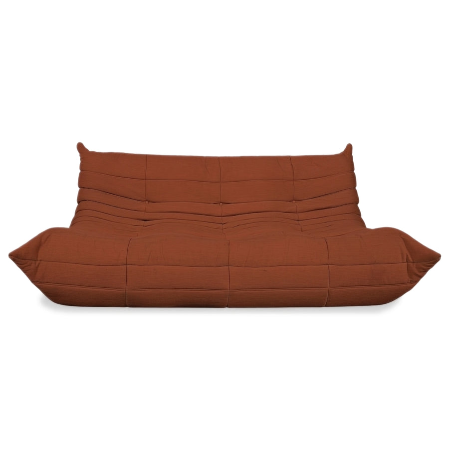 Canapé Togo Ligne Roset trois places en tissu orange marron, retapissé