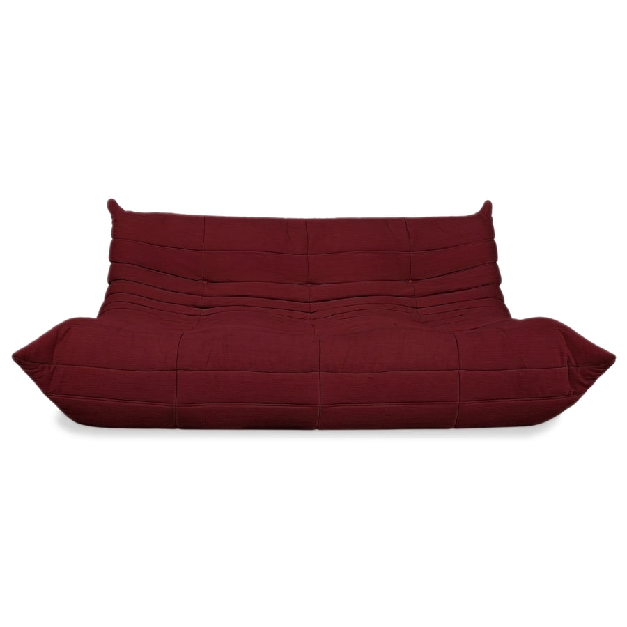 Canapé Ligne Roset Togo trois places en tissu rouge bordeaux, retapissé