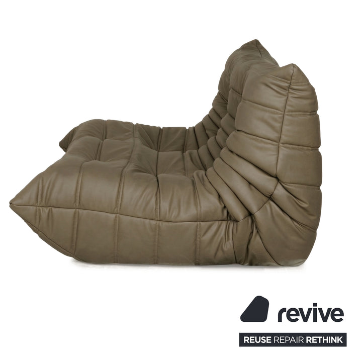 Canapé trois places Ligne Roset Togo en cuir vegan vert olive, retapissé