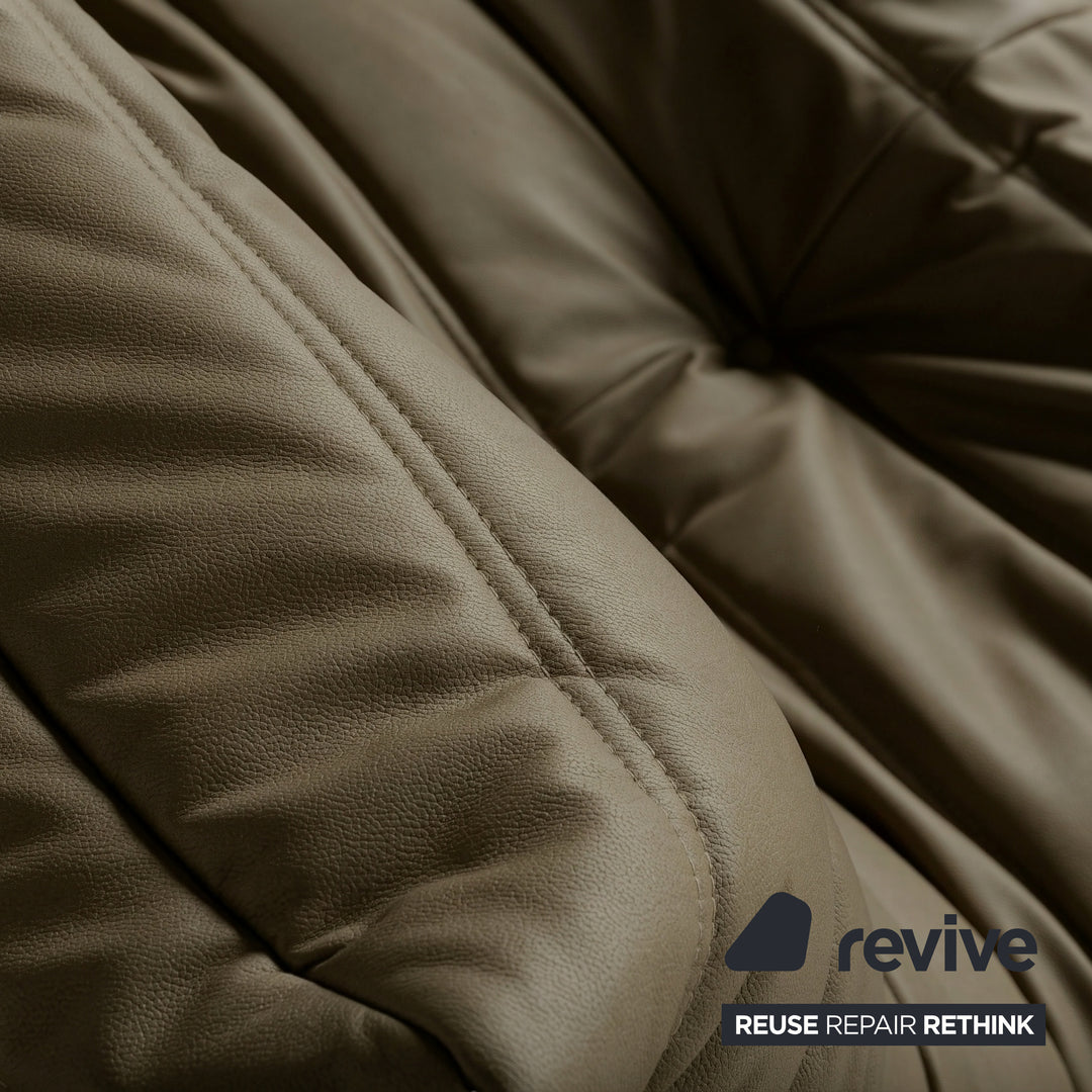 Canapé trois places Ligne Roset Togo en cuir vegan vert olive, retapissé