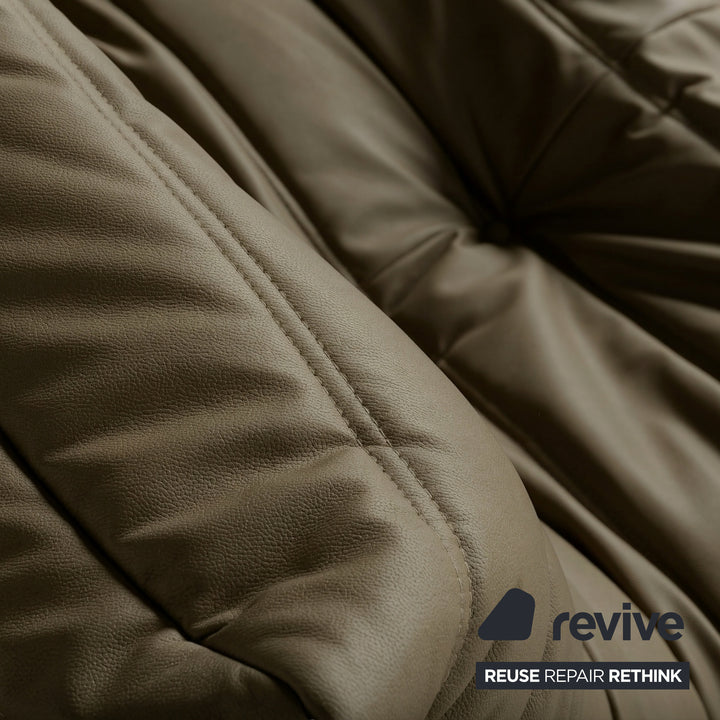 Canapé trois places Ligne Roset Togo en cuir vegan vert olive, retapissé