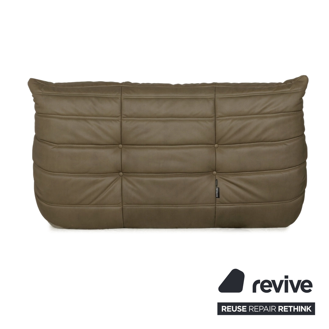 Canapé trois places Ligne Roset Togo en cuir vegan vert olive, retapissé