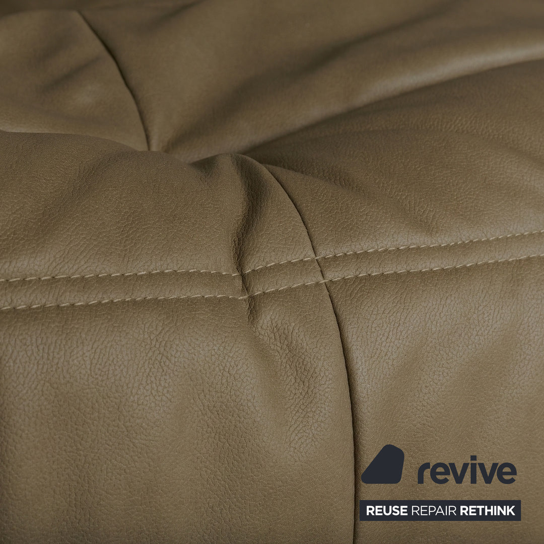 Canapé trois places Ligne Roset Togo en cuir vegan vert olive, retapissé