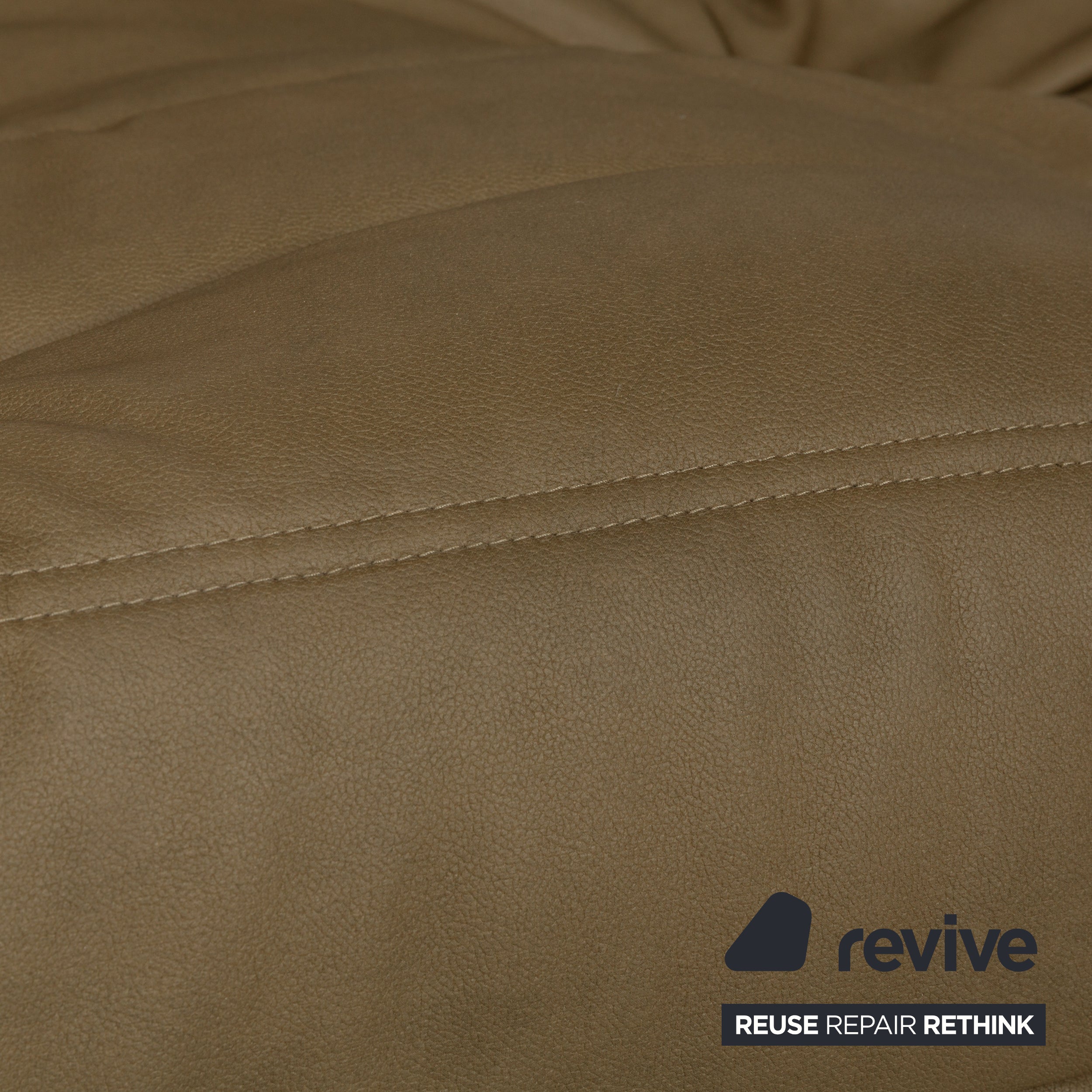 Canapé Togo trois places en cuir vegan vert olive kaki Ligne Roset