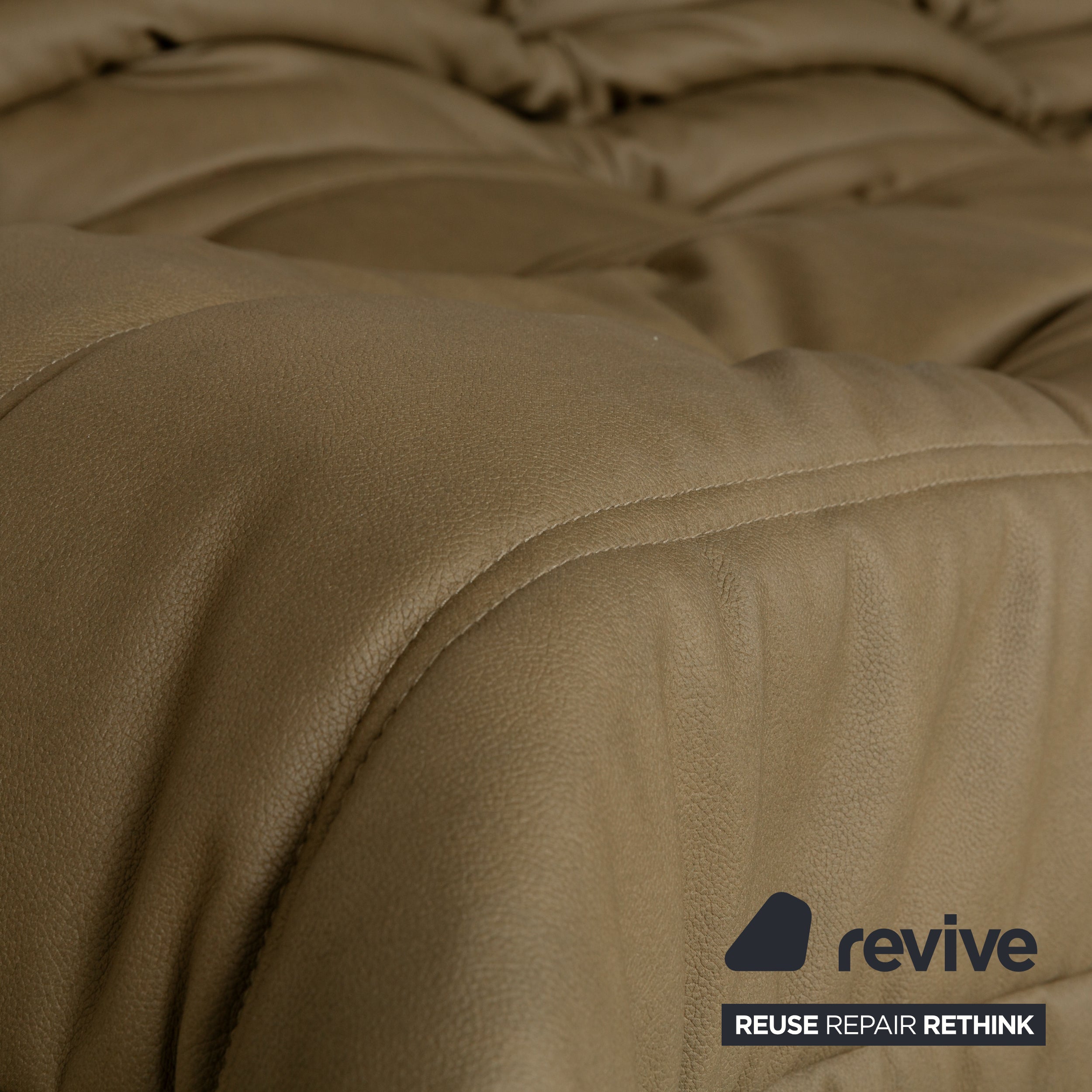 Canapé Togo trois places en cuir vegan vert olive kaki Ligne Roset