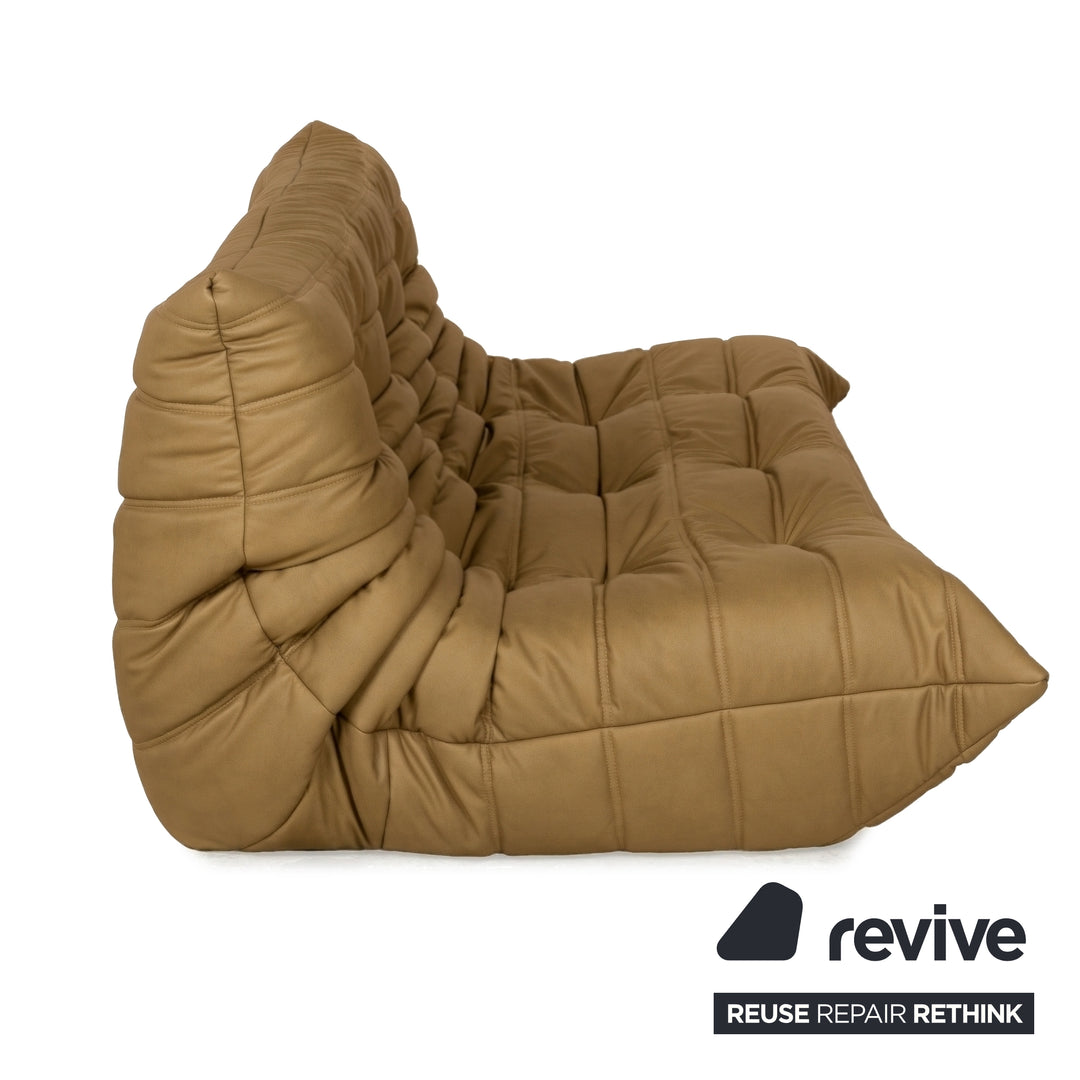 Ligne Roset Togo Dreisitzer veganes Leder Senfgold