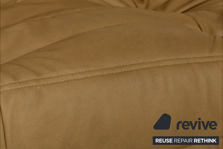 Ligne Roset Togo Dreisitzer veganes Leder Senfgold