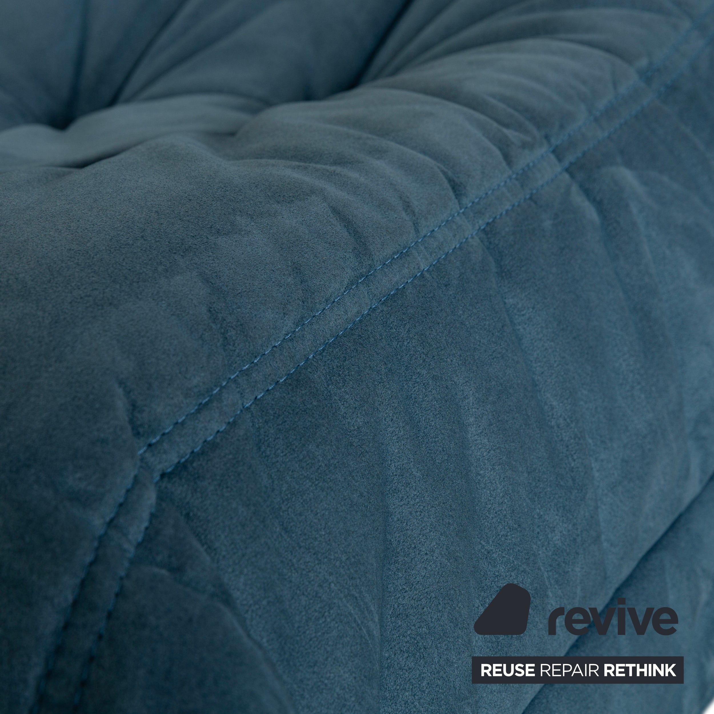 Chaise longue Togo Ligne Roset en tissu microfibre bleu pétrole