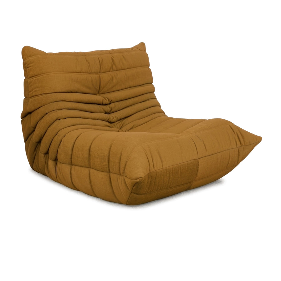 Fauteuil Ligne Roset Togo tissu orange moutarde retapissé