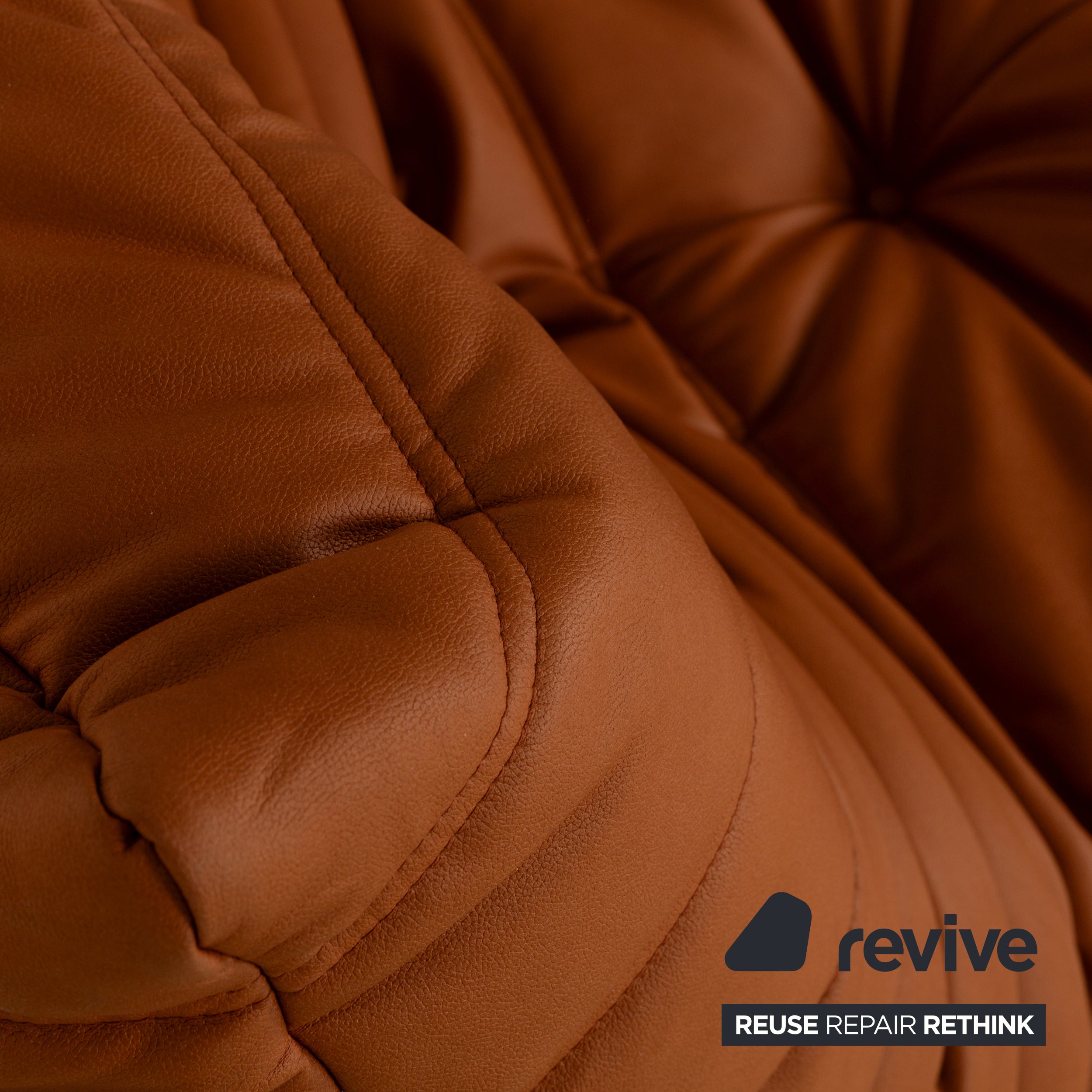 Fauteuil Togo Ligne Roset textile cuir vegan marron cognac neuf