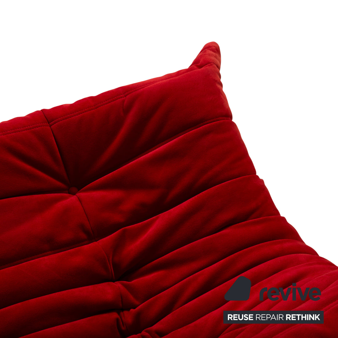 Canapé trois places Ligne Roset Togo en tissu rouge